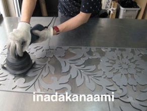 レ−ザ−加工時のバリをバイブレ−ションで除去 レ−ザ−加工時のバリをバイブレ−ションで除去